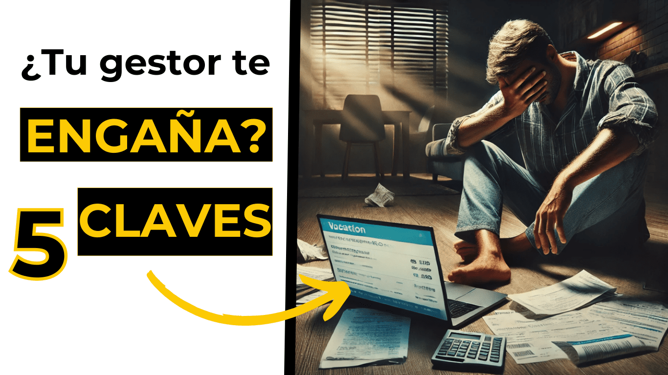 Propietario frustrado sentado en el suelo de un salón moderno, rodeado de papeles y un portátil con una plataforma de reservas abierta, reflejando la desesperación por una mala gestión de alquiler vacacional.